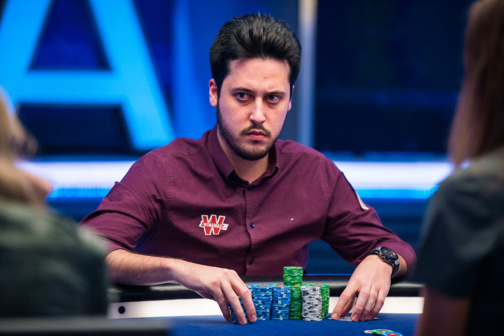 Adrian Mateos à une table de poker