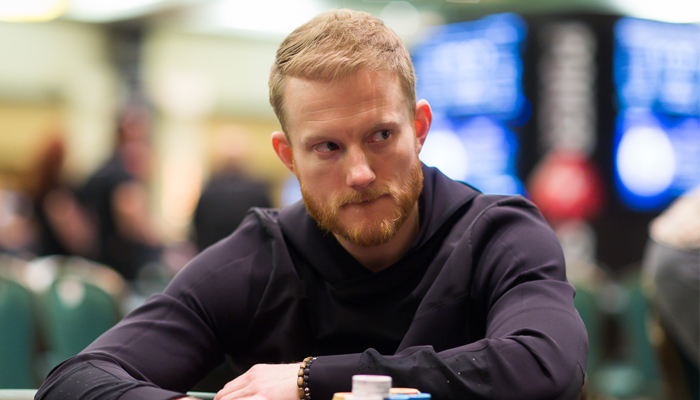 jason koon assis pendatn un tournoi de poker